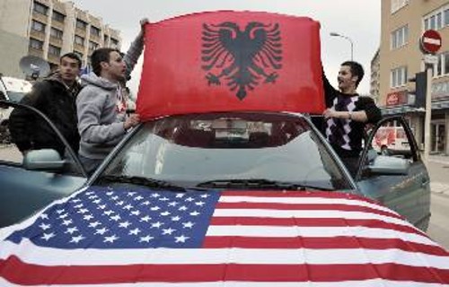 Η εικόνα είναι εύλογη για το τι σημαίνει η ανακήρυξη της «ανεξαρτησίας» του Κοσσυφοπεδίου. Βέβαια, από το φόντο λείπει η «αστερόεσσα» της ΕΕ...