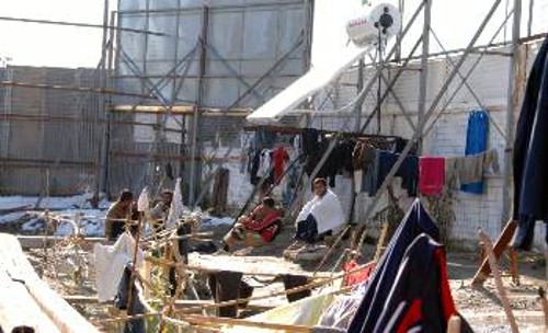 Αποψη από το «προαύλιο» του καταυλισμού