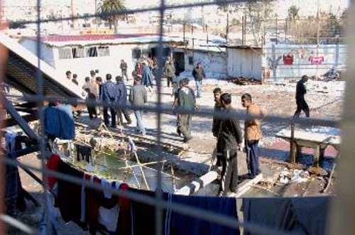Μέσα σε άθλιες συνθήκες διαβιούν χιλιάδες μετανάστες στα κολαστήρια των κέντρων κράτησης