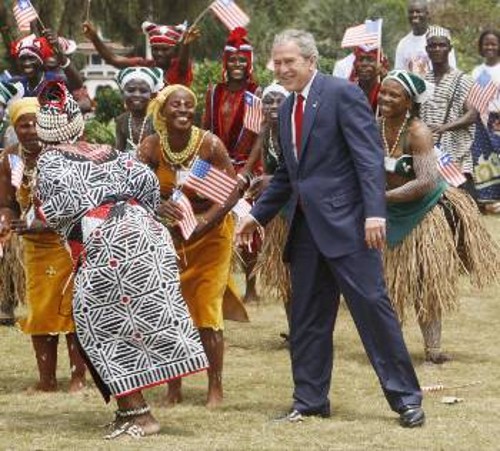 Οι δρόμοι του πετρελαίου δύσκολα κρύβονται πίσω απ' τους χορούς του Μπους στη Λιβερία