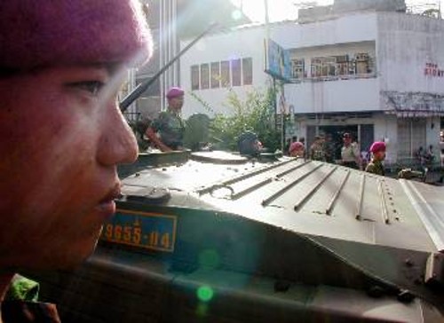 Πεζοναύτες περιπολούν τους δρόμους σε πολλές περιοχές της Ινδονησίας
