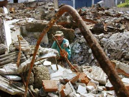 Ερείπια μετά από βομβιστική επίθεση