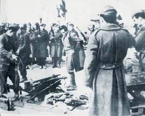 Παράδοση των όπλων από τους μαχητές του ΕΛΑΣ (Συμφωνία της Βάρκιζας)
