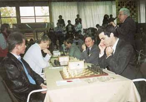 Δύο από τους ισχυρότερους Γκραντ - Μάστερς του κόσμου. Γκάρι Κασπάροβ και Ανατόλι Κάρποβ. Δίπλα τους, στο βάθος δεξιά, ο Αλεξ. Μπελιάφσκι