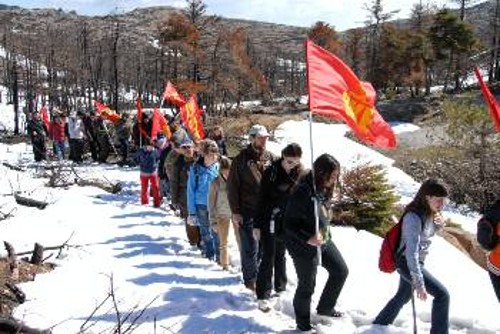 Από την εξόρμηση του ΚΚΕ και της ΚΝΕ στην Πάρνηθα μετά τις πυρκαγιές του 2007, στο πλαίσιο καμπάνιας για την προστασία του βουνού