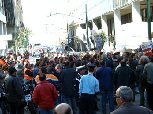 Από τη χτεσινή συγκέντρωση των λιμενεργατών του Πειραιά έξω από τα δικαστήρια