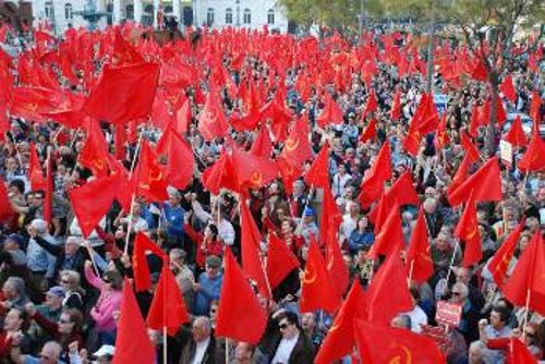 Από μεγάλη διαδήλωση του Πορτογαλικού ΚΚ στη Λισαβόνα τον Μάρτη του 2008 ενάντια στα αντιδημοκρατικά μέτρα της κυβέρνησης