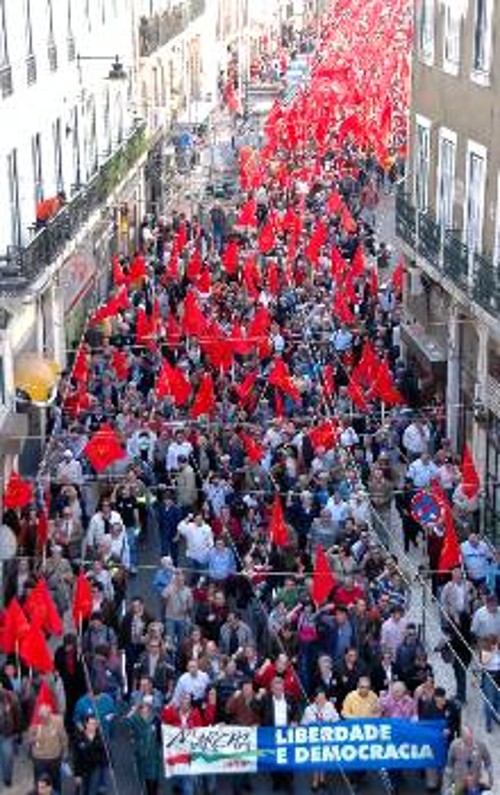 Από διαδήλωση του Πορτογαλικού ΚΚ στους δρόμους της Λισαβόνας