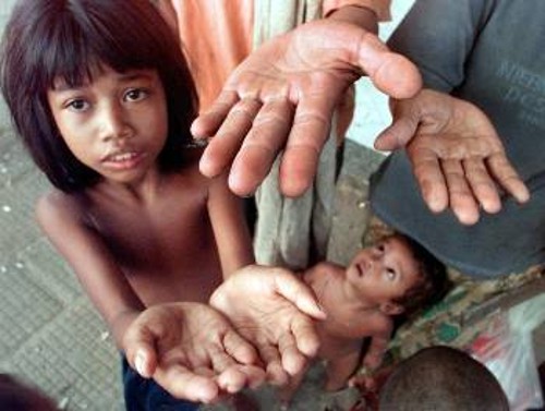 Κοριτσάκι επαιτεί στην Καμπότζη. Το «φαινόμενο του θερμοκηπίου» θα καταδικάσει εκατομμύρια ανθρώπων σε πείνα, κατά την υπηρεσία του ΟΗΕ