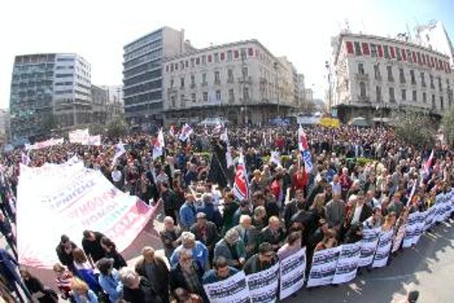 Οι χιλιάδες και χιλιάδες απεργοί που την Τετάρτη διαδήλωσαν με το ΠΑΜΕ δεν αποτελούν είδηση για τα «αντικειμενικά» ΜΜΕ των μεγαλοεκδοτών