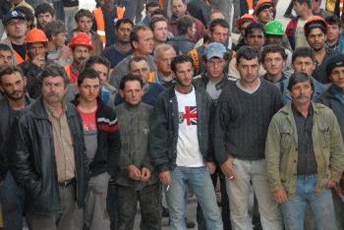 Με ψηλά το κεφάλι γυρνάνε στη δουλειά τους οι οικοδόμοι στο εργοτάξιο του ΠΟΤΑ