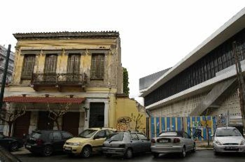 Το ΝΜΑ δεν «ενοχλείται» μόνο από τα προβεβλημένα διατηρητέα της Δ. Αεροπαγίτου, αλλά και από τα «ταπεινά» εναπομείναντα νεοκλασικά στον περίγυρό του, που θέλουν να τα γκρεμίσουν