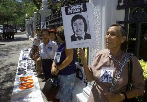 καθημερινές σχεδόν είναι οι πικετοφορίες στο Σαντιάγο ενάντια στην απελευθέρωση του Πινοσετ