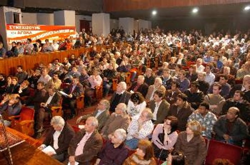 Κατάμεστη η αίθουσα του «Ακάδημου». Στο βήμα ο Γιώργος Πέρρος