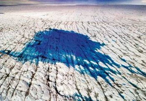 Τα συγκριτικά με το παρελθόν θερμότερα ρεύματα αέρα που διατρέχουν τη Γροιλανδία, οδηγούν στο σχηματισμό πολλών μικρών λιμνών, πάνω στον γεμάτο ρωγμές πάγο. Το σκούρο χρώμα τους έχει αποτέλεσμα μεγαλύτερη απορρόφηση της ηλιακής ακτινοβολίας και πιο γρήγορο λιώσιμο επιφανειακών πάγων
