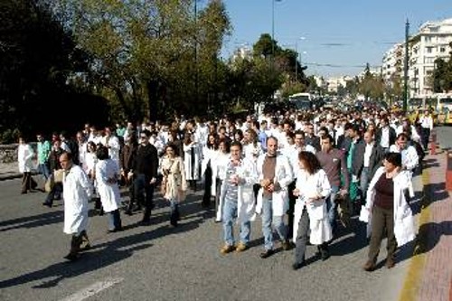 Από την προχτεσινή κινητοποίηση των γιατρών του «Ευαγγελισμού» για τις δεδουλευμένες εφημερίες