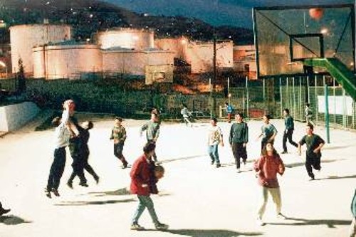 Πέραμα 1995: Στη «σύγχρονη Ελλάδα», νέοι που προσπαθούν να αθληθούν και να επιβιώσουν, σχεδόν μέσα στα καζάνια...