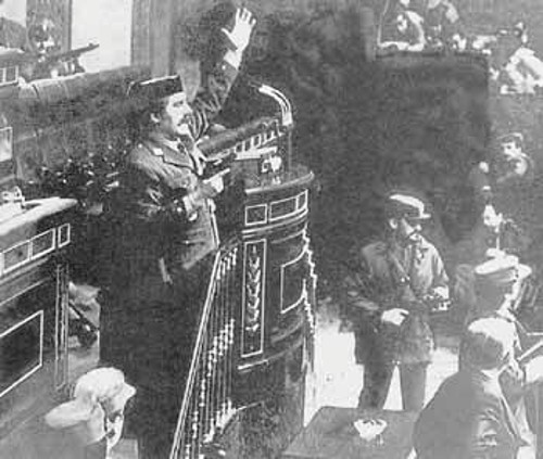 Ο αντισυνταγματάρχης Τεχέρο στο βήμα της ισπανικής Βουλής με το πιστόλι στο χέρι. Οι βουλευτές προσπαθούν να καλυφθούν κάτω από τα έδρανα, καθώς οι πολιτοφύλακες πυροβολούν στον αέρα