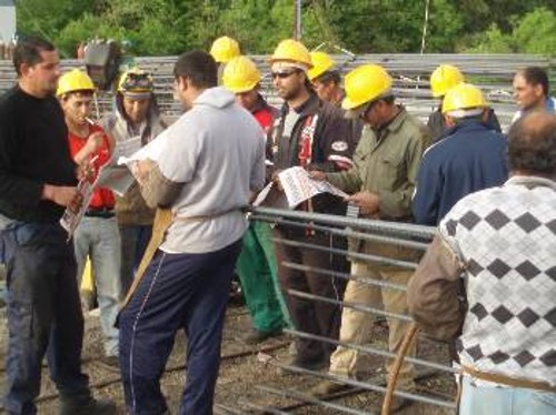 Εργάτες με την εφημερίδα της Ομοσπονδίας τους στο χέρι