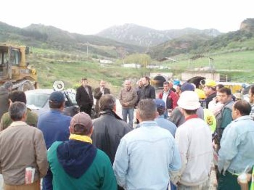 Μιλώντας στους οικοδόμους, σε ένα από τα εργοτάξια της περιοχής