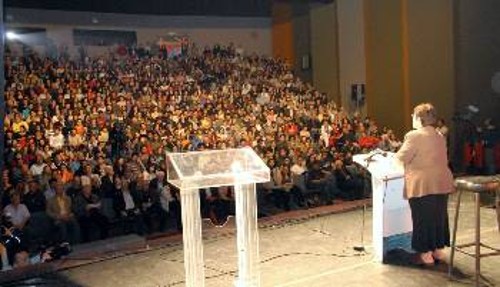 Η ΓΓ της ΚΕ του ΚΚΕ στο βήμα από το χώρο της εκδήλωσης