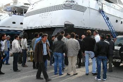 Εργαζόμενοι στη Ναυπηγοεπισκευαστική Ζώνη, ενώ περιφρουρούν πρόσφατη απεργία τους