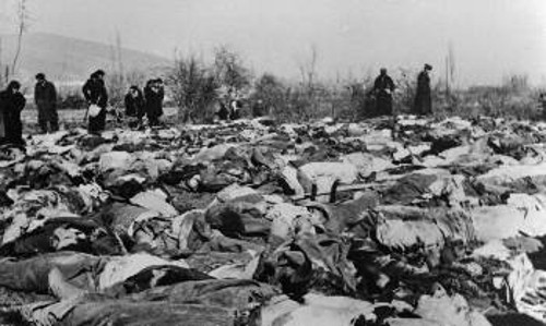 Στη φωτογραφία της εποχής, οι άταφοι - ακόμα τότε - νεκροί του ΔΣΕ, στο χωράφι έξω από τη Φλώρινα