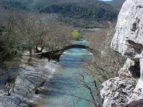 Επιβλητικό γεφύρι στον Βοϊδομάτη ποταμό