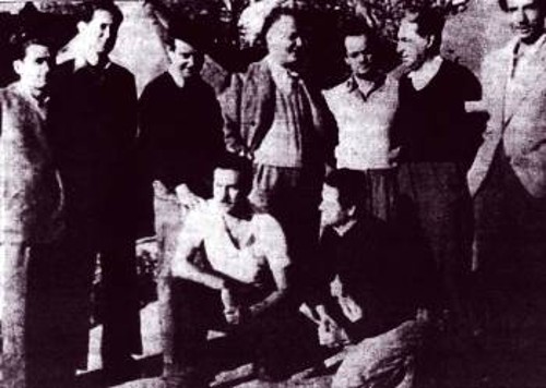 Εξόριστοι στον Αη Στράτη (όρθιοι από αριστερά: Δημόπουλος (τεχνικός θεάτρου), Ευθ. Ηλιάδης, Γιώργος Γιολδάσης (ηθοποιός), Τζαβαλάς Καρούσος (ηθοποιός), Κώστας Μπαλαδήμας (ηθοποιός), Δημήτρης Φωτιάδης (ιστορικός, συγγραφέας), Μάνος Κατράκης. Καθιστοί: Γιάννης Ρίτσος, και Παύλος (τεχνικός θεάτρου).