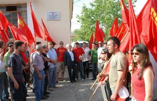 Κνίτες με τον αδελφό του Πέρδικα, Ηλία Γιαννακούρα, κατά τη διάρκεια της εκδήλωσης στο χωριό Βάγγο Μεγαλόπολης, τη γενέτειρα του αετού του Μοριά