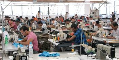 Μπαγκλαντέζοι εργάτες στην επιχείρηση «LADY FASHION». Σκυμμένοι χωρίς ανάπαυλα στις ραπτομηχανές πασχίζουν για το μεροκάματο...