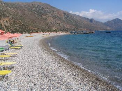 Αμμώδεις, ή βοτσαλωτές, οι παραλίες της περιοχής είναι εξαιρετικές
