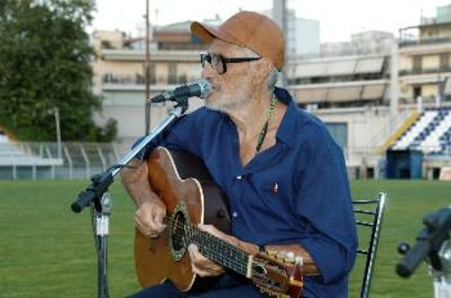 9/6/2008, ο Πάνος Τζαβέλλας τραγουδά αλληλέγγυος στην Κούβα, σε εκδήλωση που έγινε στη Νίκαια