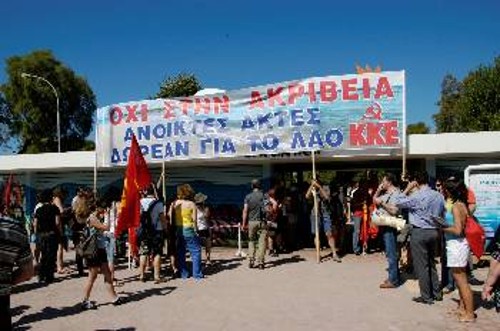 Στιγμιότυπο από παλαιότερες κινητοποιήσεις του ΚΚΕ και της ΚΝΕ σε παραλία της Αττικής που εκμεταλλεύεται επιχειρηματικός όμιλος