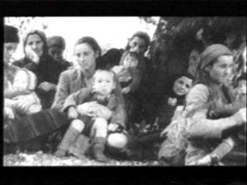  Η λεγόμενη αστυφιλία, ως ένα παράδειγμα, όπως ονομάζουν οι συγγραφείς την ερήμωση των χωριών και τη συγκέντρωση του φτωχόκοσμου στις πόλεις (εκατοντάδες χιλιάδες ανθρώπους μετακίνησαν βιαίως μόνο οι κυβερνήσεις, για να μην έχει πηγές εφεδρειών ο Δημοκρατικός Στρατός, αλλά γι' αυτό δε λέγεται κουβέντα στο βιβλίο)
