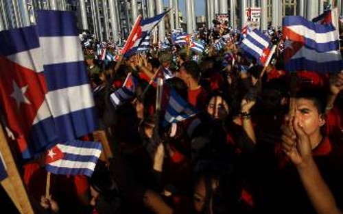 Από παλιότερη διαδήλωση του κουβανικού λαού ενάντια στο βάρβαρο αποκλεισμό