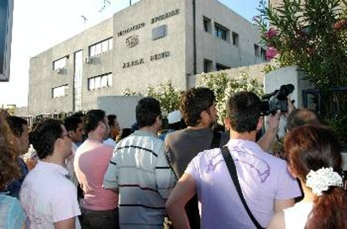 Μεγαλώνουν οι «ουρές» των ανέργων ...