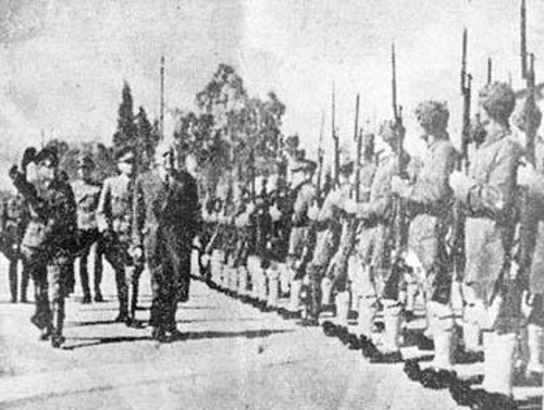 Ο αρχικουίσλινγκ «πρωθυπουργός» επιτηρεί τους Γερμανοτσολιάδες