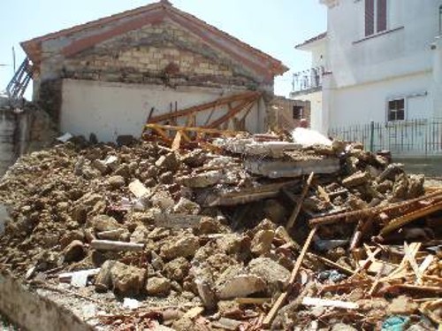 Συντρίμμια στο χωριό Νησί