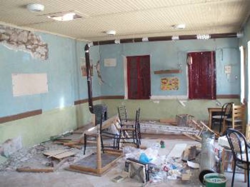 Χιλιάδες σχολικά κτίρια έχουν πάθει σοβαρές ζημιές από τους σεισμούς και είναι ακατάλληλα. Η Ομοσπονδία Οικοδόμων απαιτεί ολόπλευρη αντισεισμική θωράκιση για σχολεία, κατοικίες, νοσοκομεία κλπ.