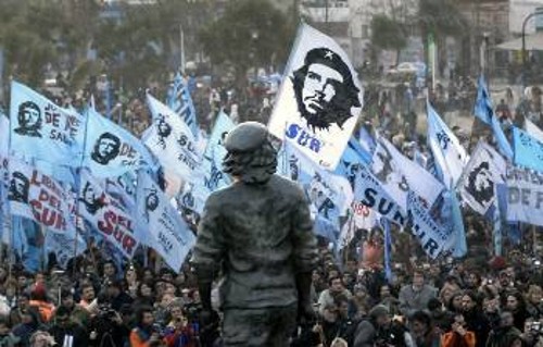 Το πρώτο μνημείο του Τσε στην Αργεντινή, όπου χιλιάδες τίμησαν τον μεγάλο επαναστάτη