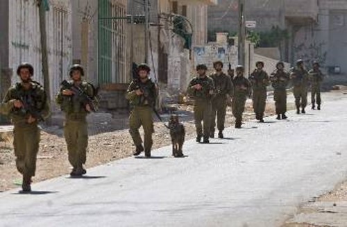 Εικόνα από τη Νάμπλους στη Δυτική Οχθη, όπου τα ισραηλινά στρατεύματα κατοχής τρομοκρατούν τον πληθυσμό
