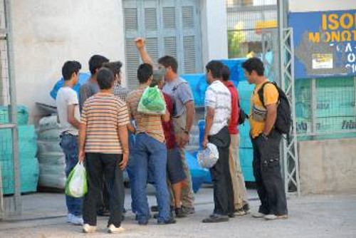 Από παρέμβαση του ΚΚΕ στις «πιάτσες» της Θηβών, όπου μετανάστες αναζητούν καθημερινά ένα μεροκάματο
