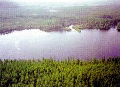Η λίμνη Τσέκο. Μπορεί να εντοπιστεί μέσω των προγραμμάτων Google Earth και Microsoft Virtual Earth στις συντεταγμένες: 60 μ. 57' 50.40