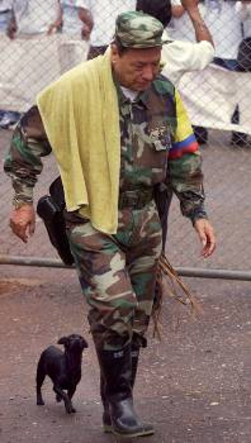 Ο ηγέτης των FARC Ε.Μαρουλάντα, ενώ προσέρχεται στις συνομιλίες