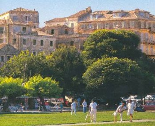 Στη δημοφιλή πλατεία Σπιανάδα, παίζοντας κρίκετ