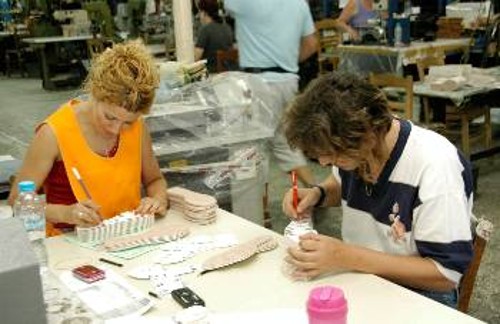 Τα δικαιώματα ανδρών και γυναικών συμπιέζονται, στο όνομα, δήθεν, της ισότητας