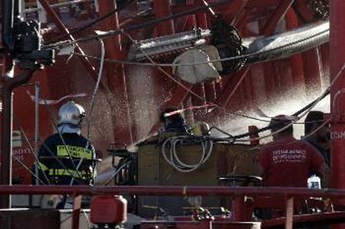 Πυροσβέστες παλεύουν να σβήσουν τη φωτιά τη μέρα του φονικού