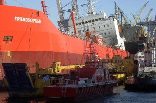 Η εισαγγελέας απαγόρευσε την παρουσία των εργαζομένων στο καράβι που τον περασμένο Ιούλη έγινε φέρετρο για 8 συναδέλφους τους