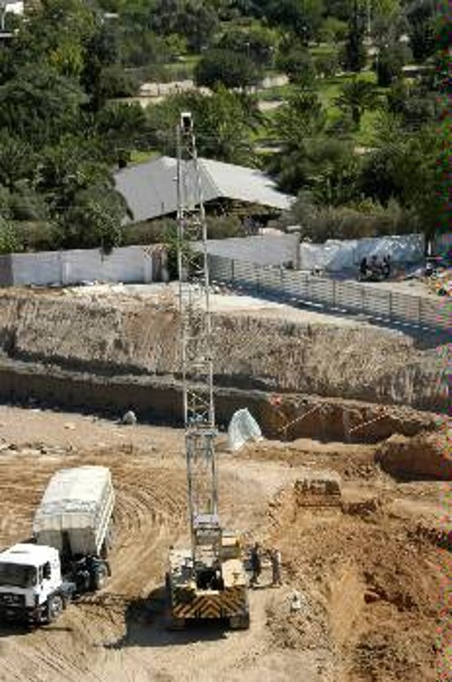 Το κτίριο των γραφείων κατασκευάζεται σε απόσταση αναπνοής από το στέγαστρο της Ιεράς Οικίας